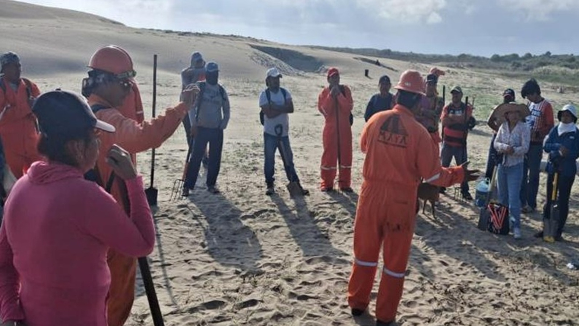 Pemex apoya retiro de chapopote en playas del sur de Veracruz junto con comunidades locales