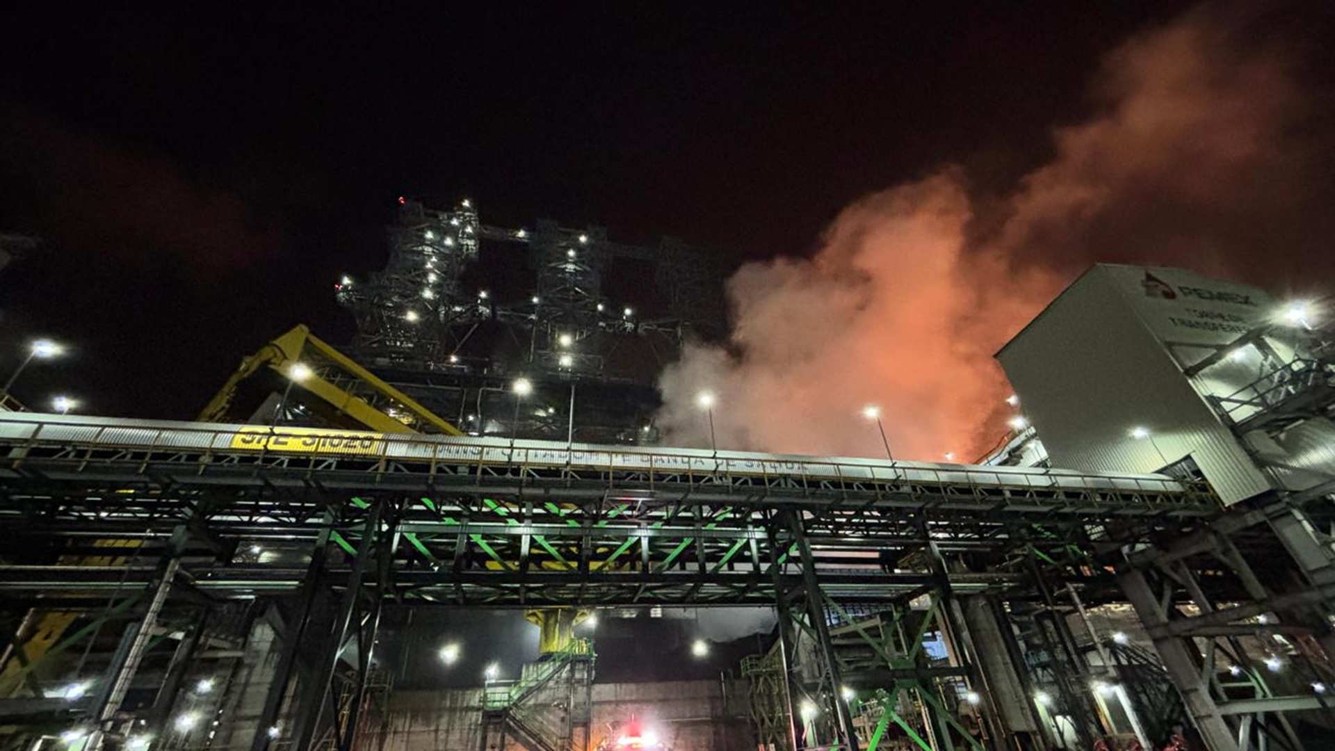 Intervención oportuna del personal y de los sistemas contra incendio en Refinería Olmeca: Pemex