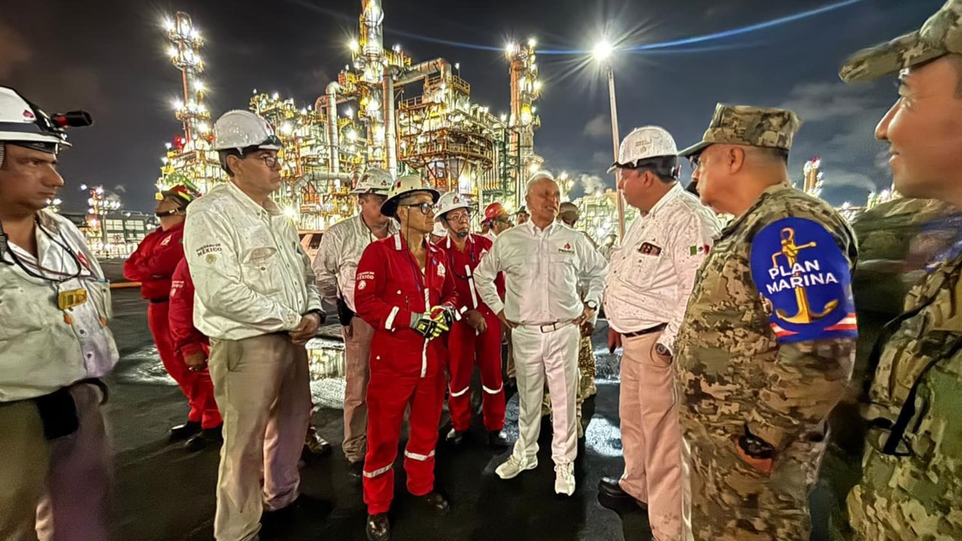 Sofocan incendio en refinería Olmeca de Dos Bocas; reportan un bombero intoxicado