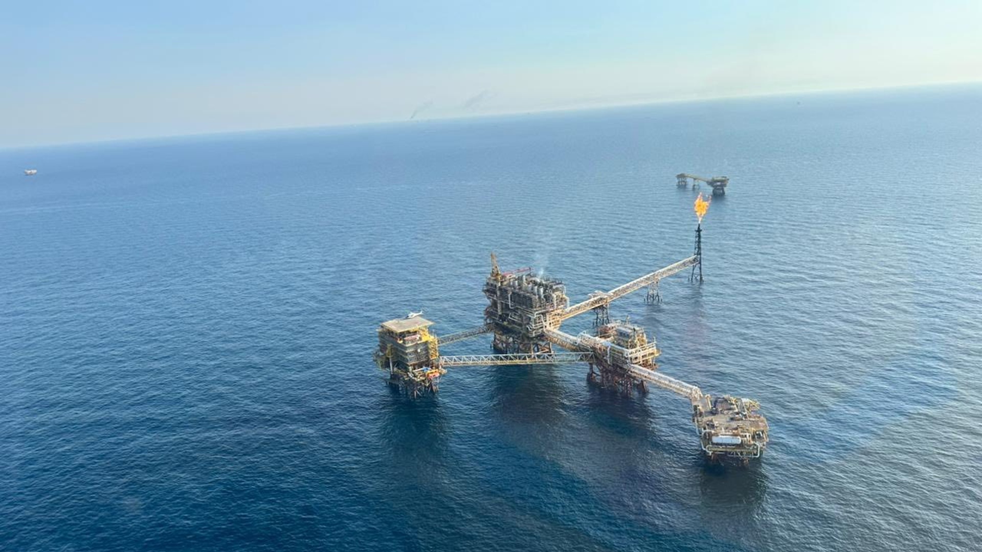Toma aérea de una instalación industrial de Pemex en el mar.