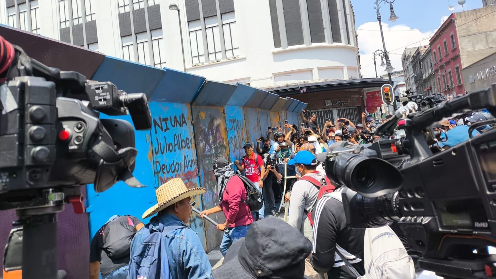 Choque entre CNTE y policías en el Zócalo deja dos maestros heridos; Gobierno denuncia infiltrados