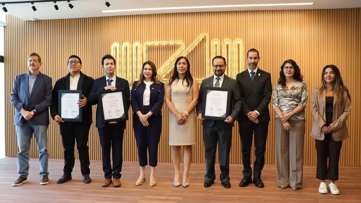 Participantes premiados del concurso legislativo en Guanajuato, junto a integrantes del Congreso local