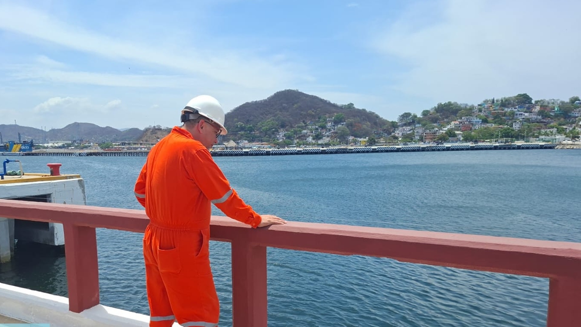 Mancha aceitosa en Bahía de Manzanillo: Pemex se deslinda mientras persisten dudas sobre el origen de la contaminación