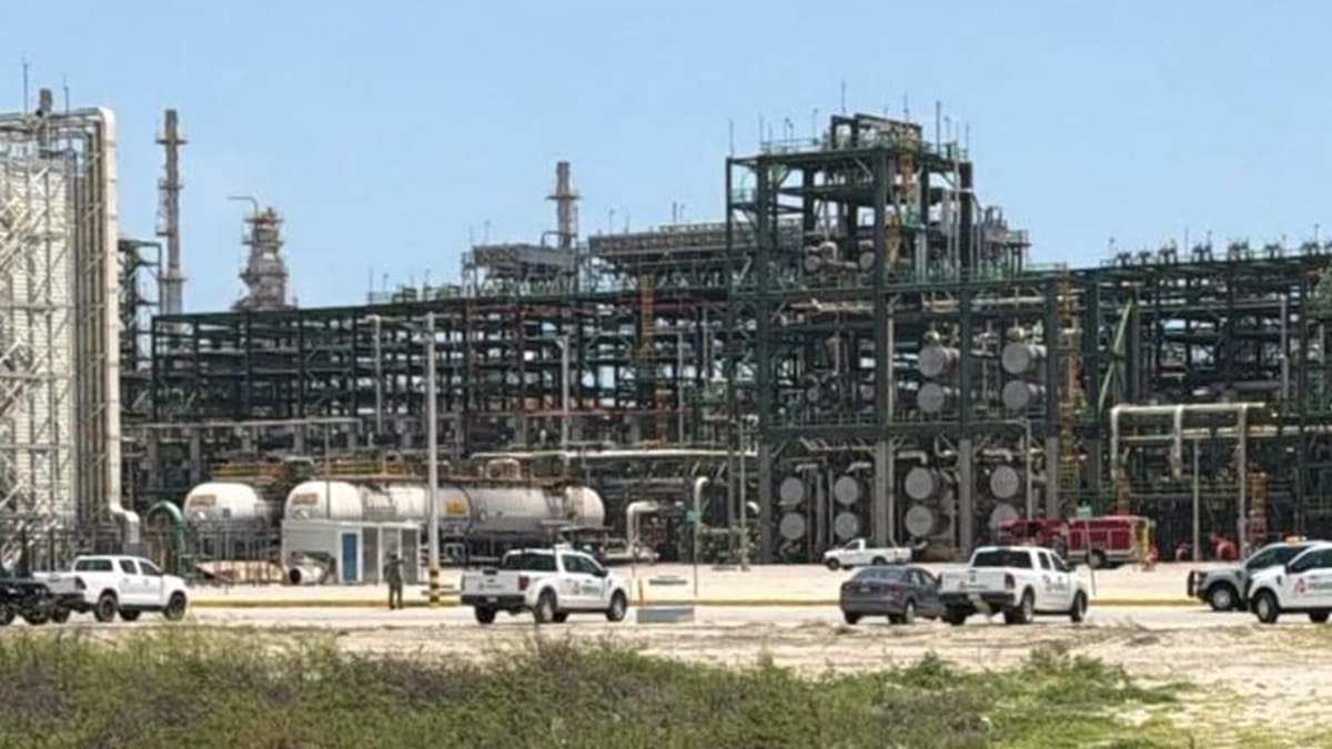 Vista frontal de la Refinería Olmeda de Tabasco