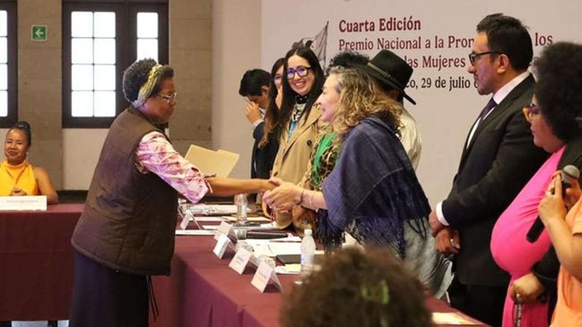 Mujer afromexicana recibe un reconocimiento en un evento de la Secretaría de las Mujeres