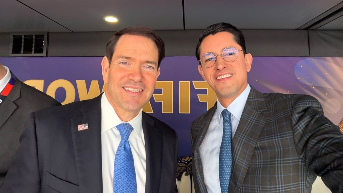 Marco Rubio y Roberto Velasco sonríen en tomarse una selfie