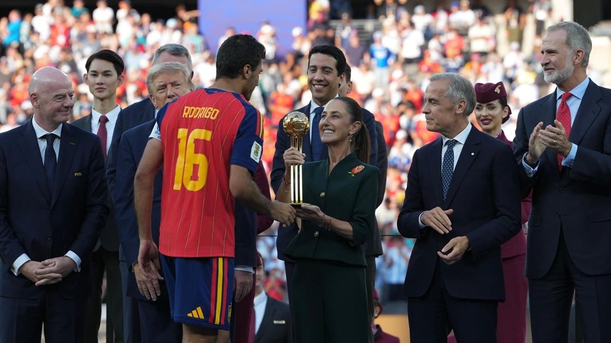 La selección de España celebra con al Trofeo de la Copa del Mundo de la FIFA 2026 su nueva conquista en el estadio de Nueva Jersey.