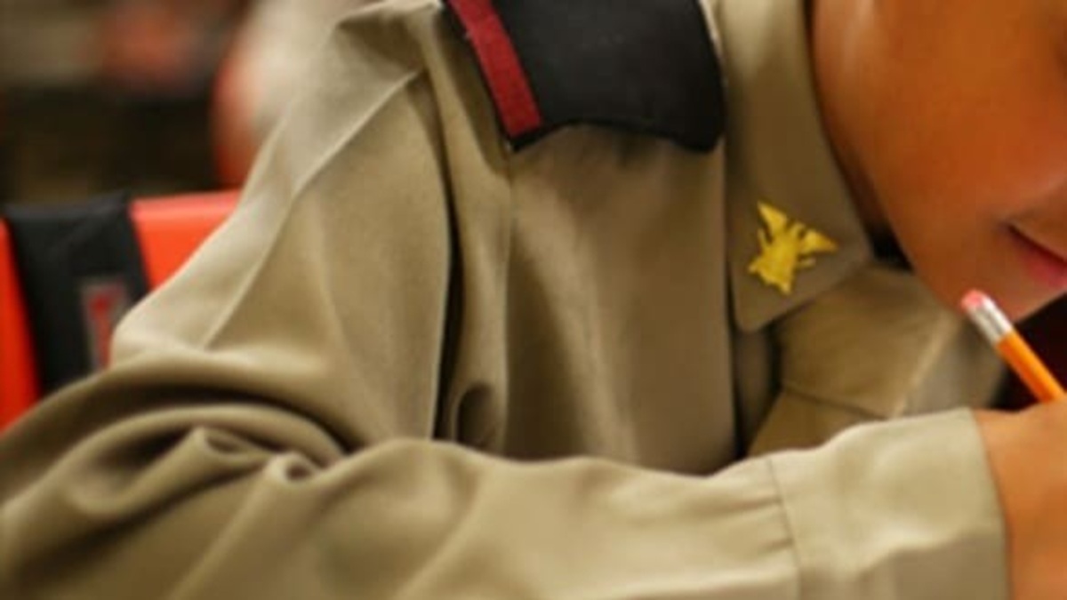 Imagen de un alumno uniformado en una escuela militarizada en México