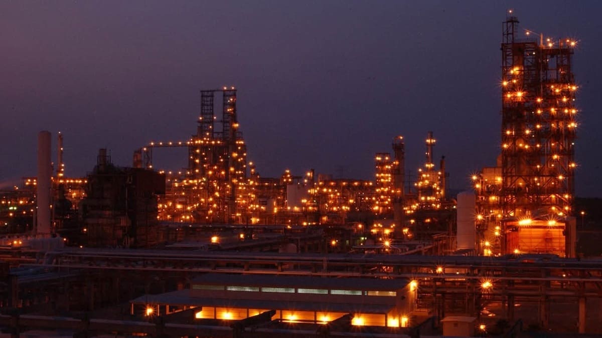 Imagen nocturna de una de las instalaciones de Pemex, donde se aprecian múltiples luces encendidas