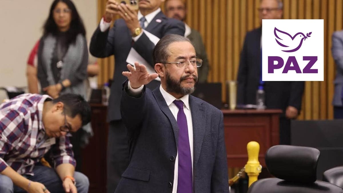 Imagen de Hugo Érik Flores Cervantes, con traje oscuro, toma protesta en un acto legislativo, junto a logo del partido PAZ