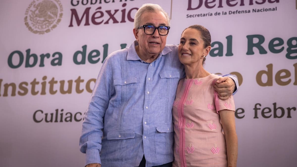 Rubén Rocha Moya, con guayabera azul y lentes, abraza a Claudia Sheinbaum, quien usa vestido salmón