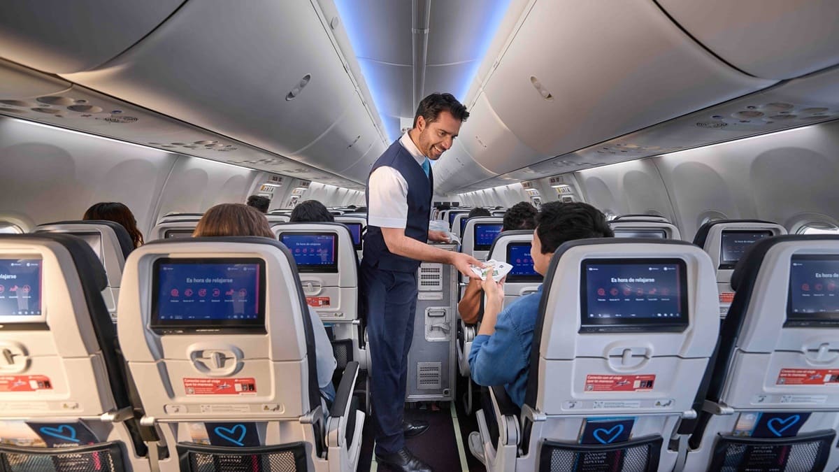 Un hombre joven conversar con una mujer e un avión comercial