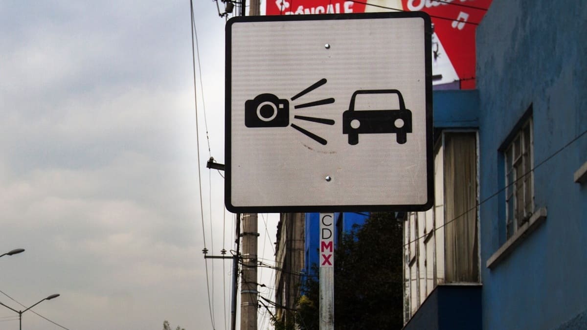Señalética de fotocívica en un poste de la Ciudad de México
