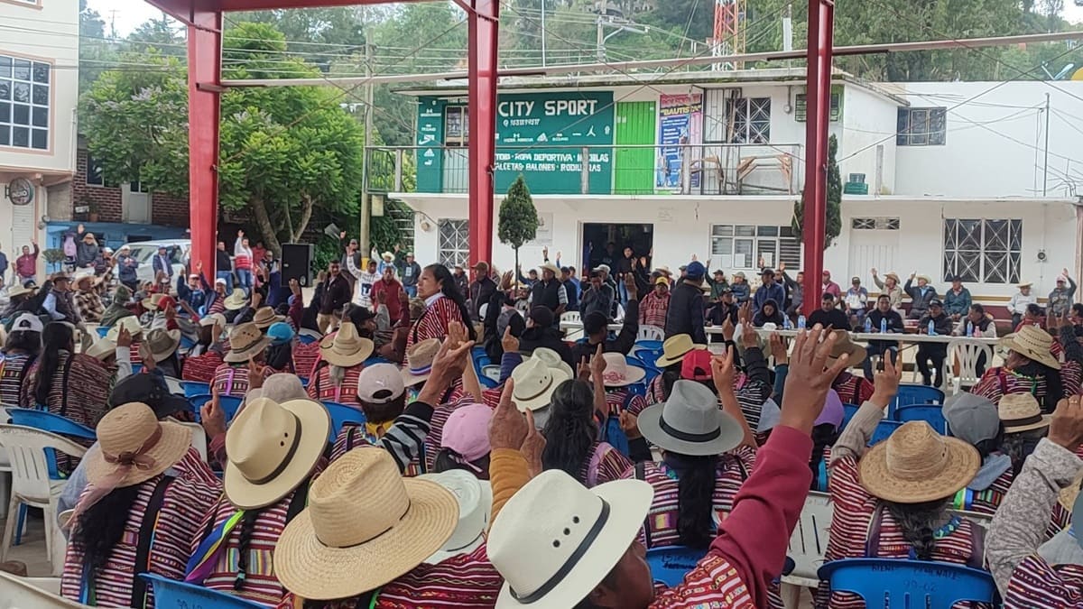 Habitantes de San Andrés Chicahuaxtla, Oaxaca, participan en una asamblea comunitaria