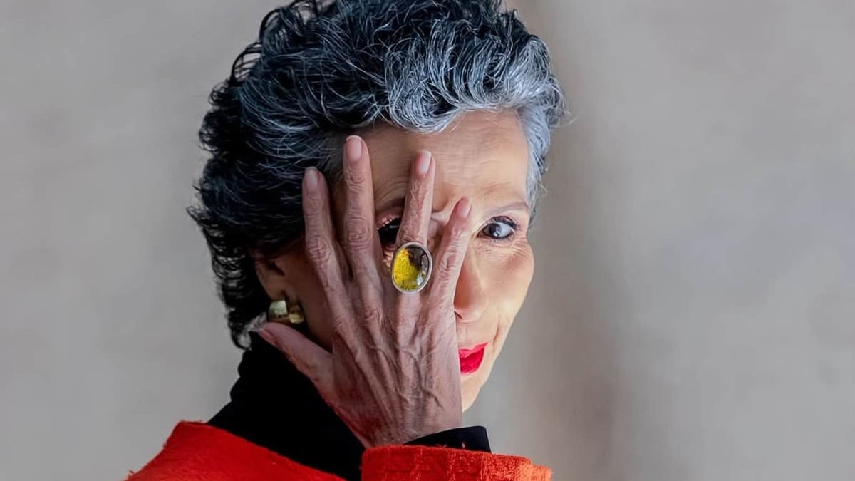 Patricia Reyes Espíndola con traje rojo en una sesión de fotos