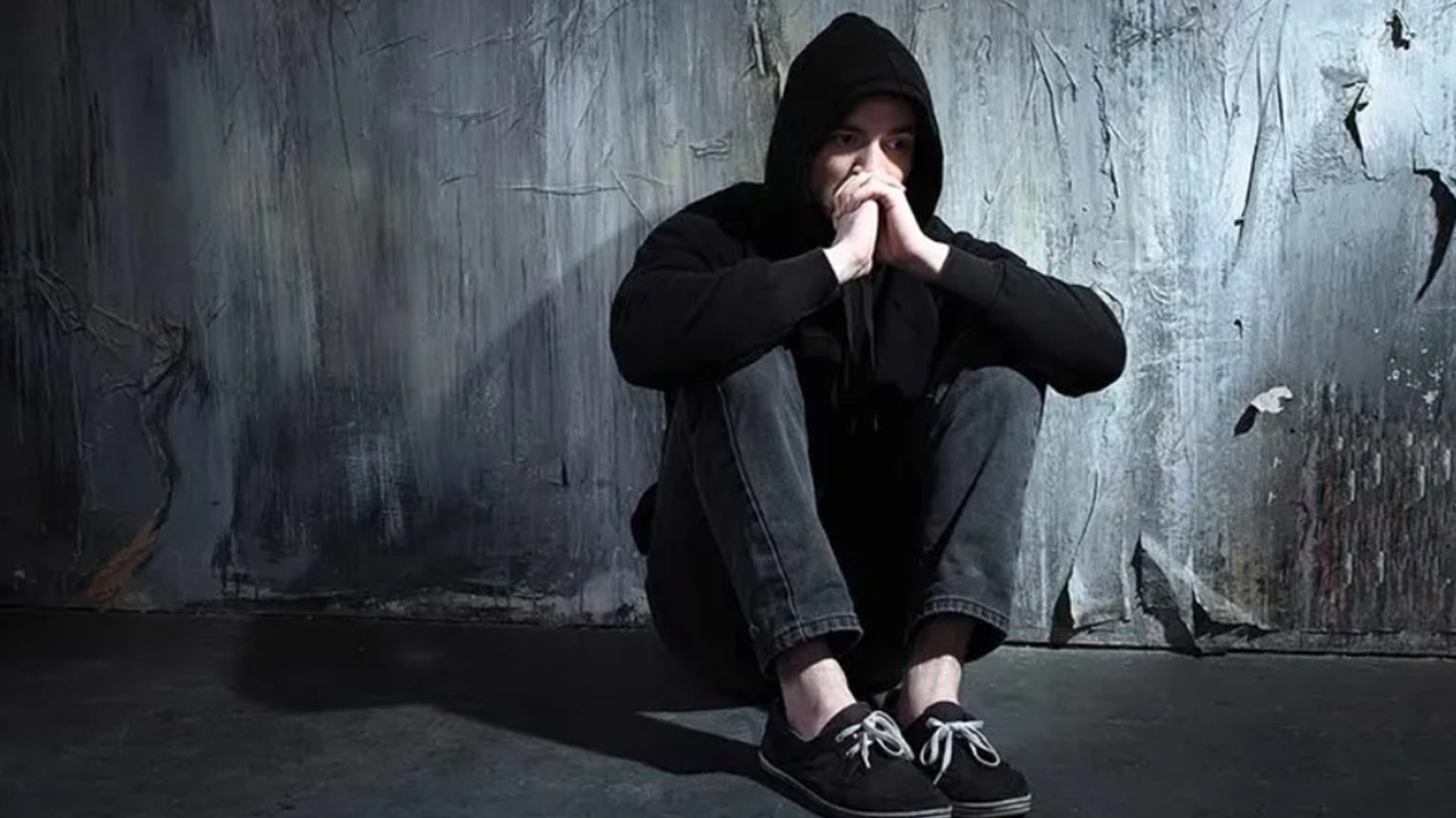 Imagen de diseño de dos manos sosteniendo hilos rojos y azules que forman un cerebro.