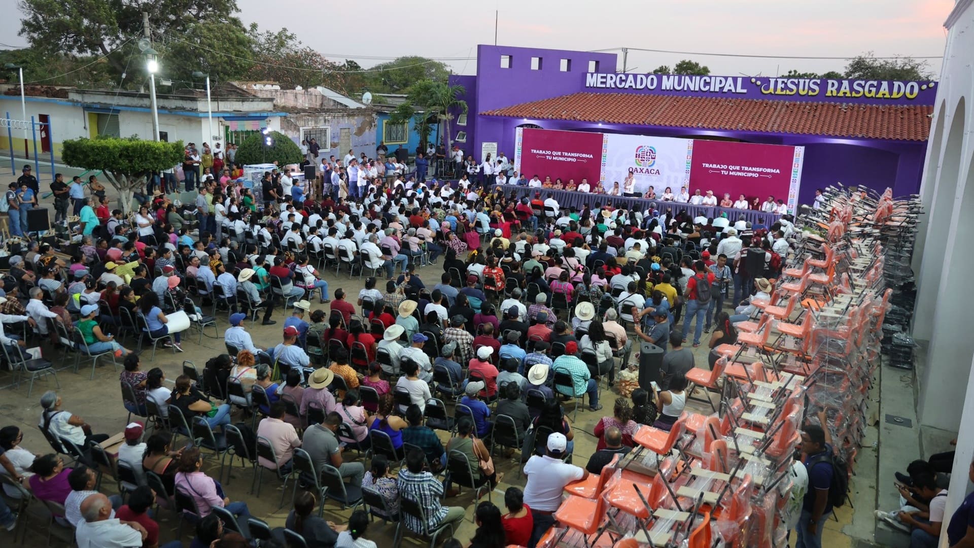 Para 43 escuelas de Asunción Ixtaltepec, equipamiento tecnológico y mobiliario