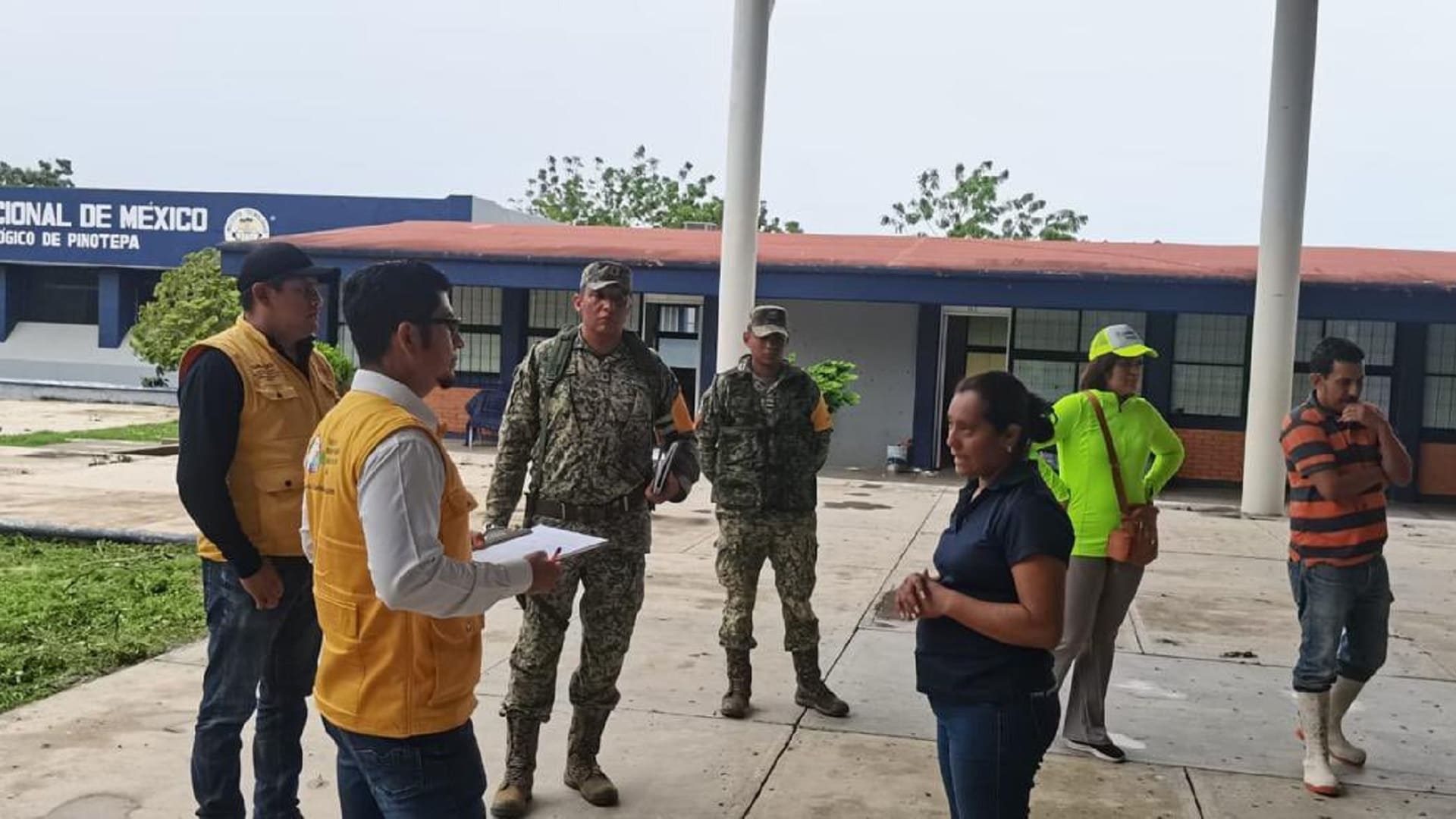 Activan 27 brigadas del sector salud en comunidades afectadas por el huracán Erick Activan 27 brigadas del sector salud en comunidades afectadas por el huracán Erick