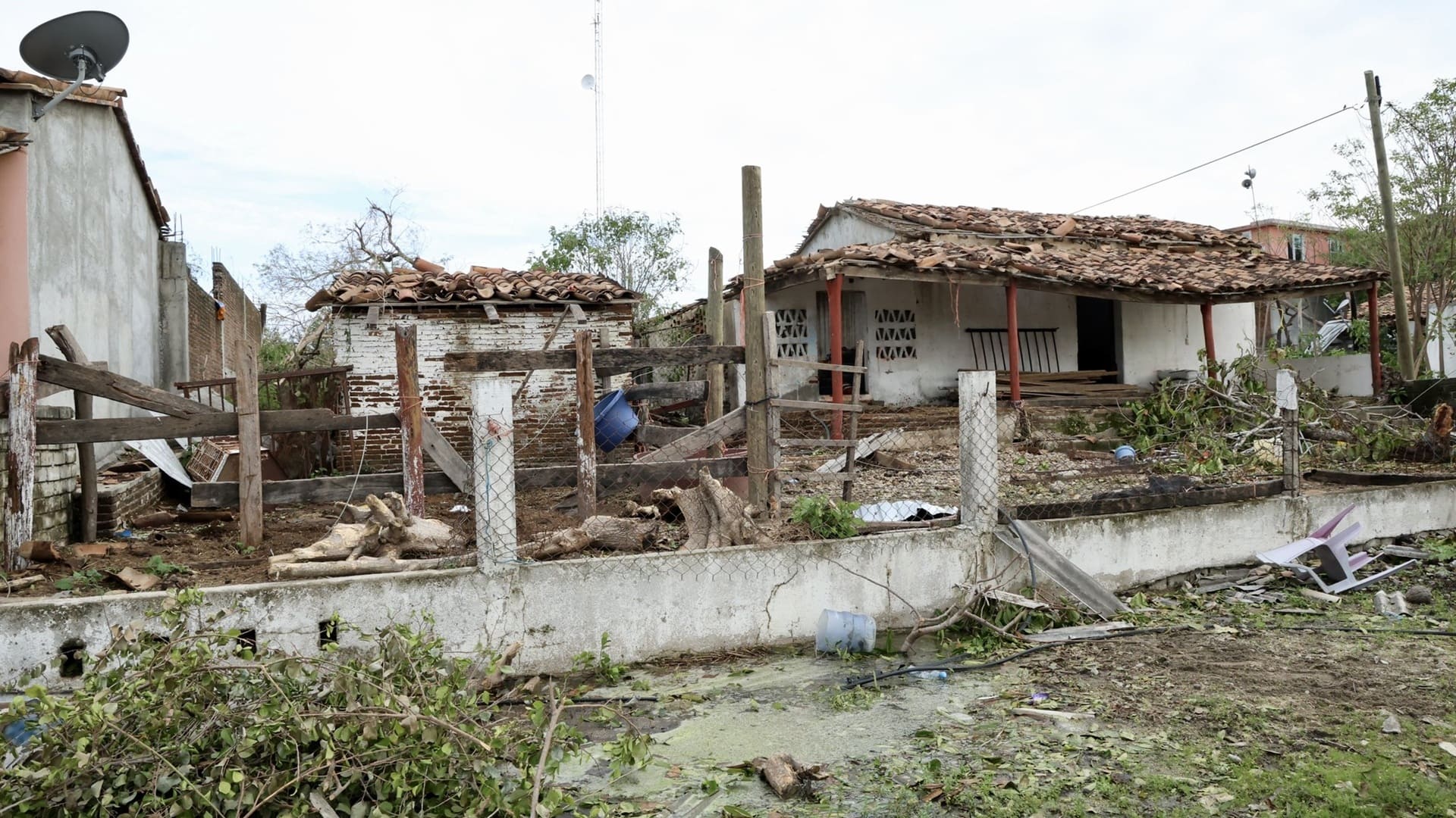 La Llanada de la Costa oaxaqueña, entre ruinas: casas sin techo ni servicios básicos La Llanada de la Costa oaxaqueña, entre ruinas: casas sin techo ni servicios básicos