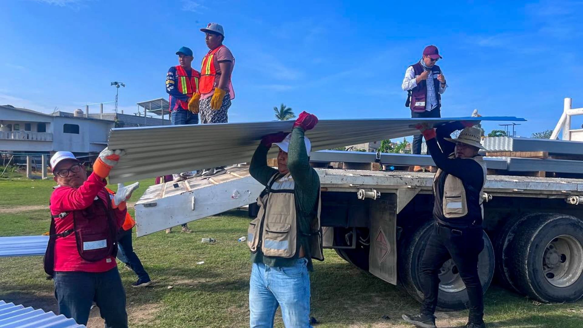 Contabilizan entrega de 84 mil 742 láminas en municipios afectados por huracán Erick Contabilizan entrega de 84 mil 742 láminas en municipios afectados por huracán Erick