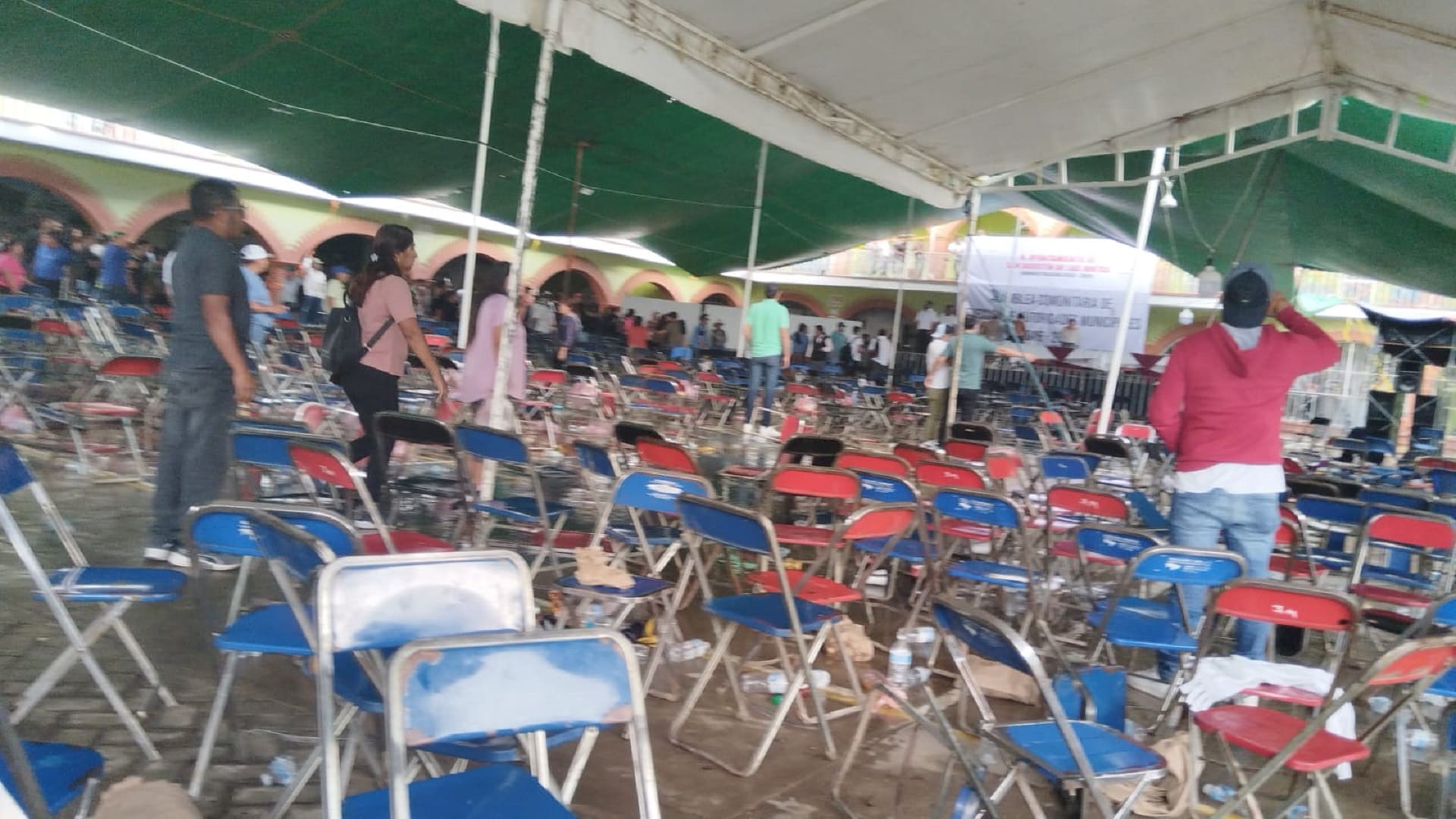 Detienen a tres personas por disturbios durante elección municipal en San Agustín de las Juntas Detienen a tres personas por disturbios durante elección municipal en San Agustín de las Juntas