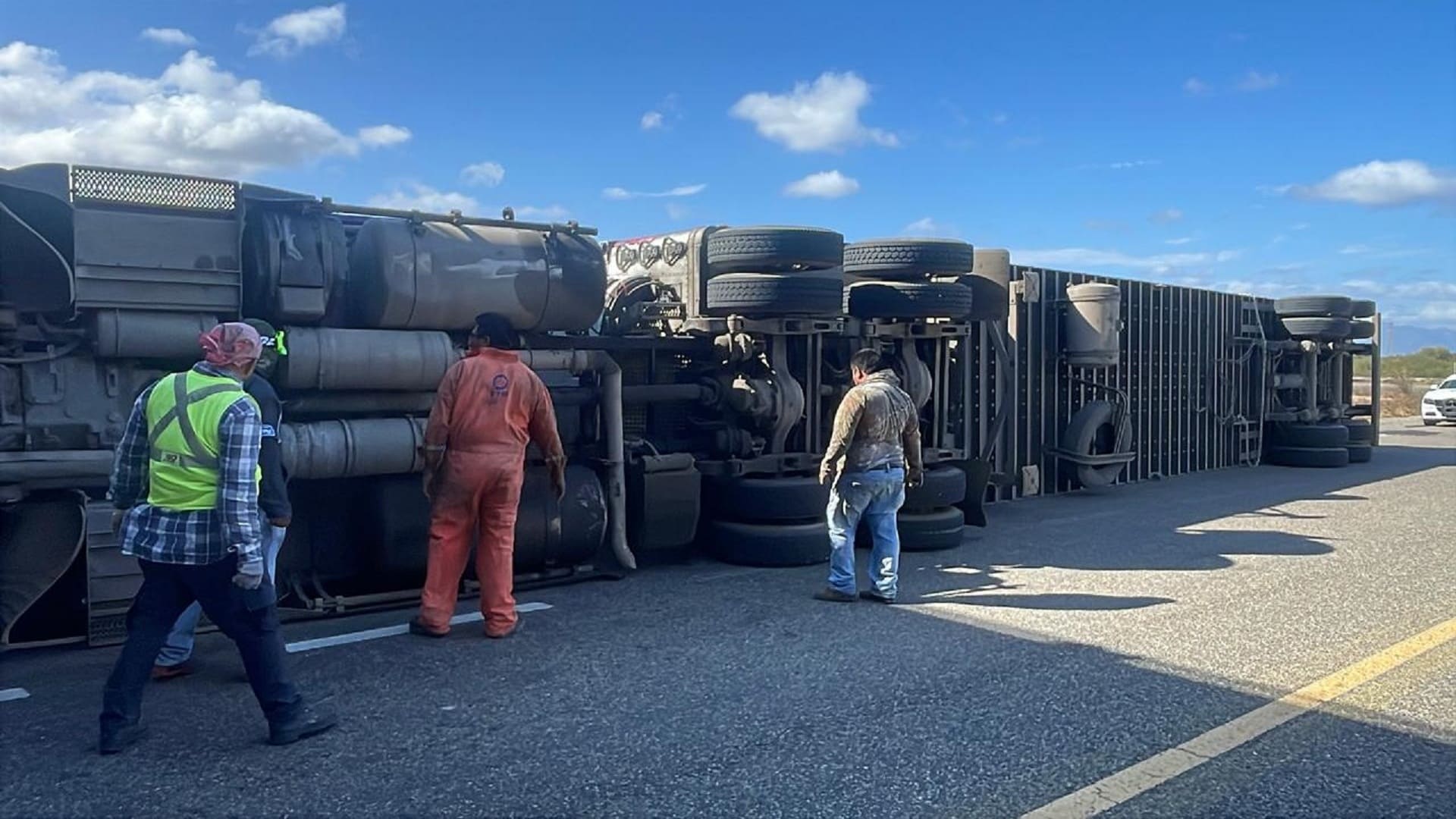 Fuertes vientos provocan volcadura de dos tráileres en La Venta–La Ventosa