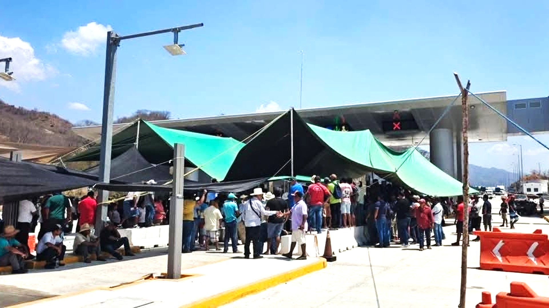 Continúa bloqueo de autopista Barranca Larga-Ventanilla; comunidades de Colotepec exigen acuerdos
