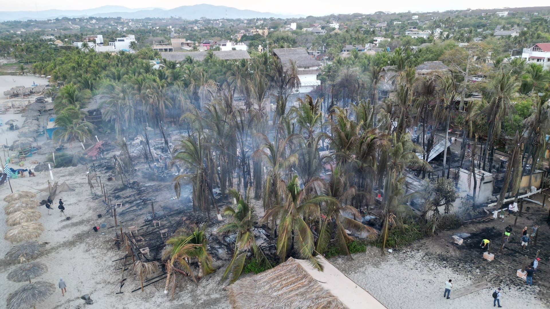 Instalan mesa de atención para damnificados por incendio en Punta Zicatela