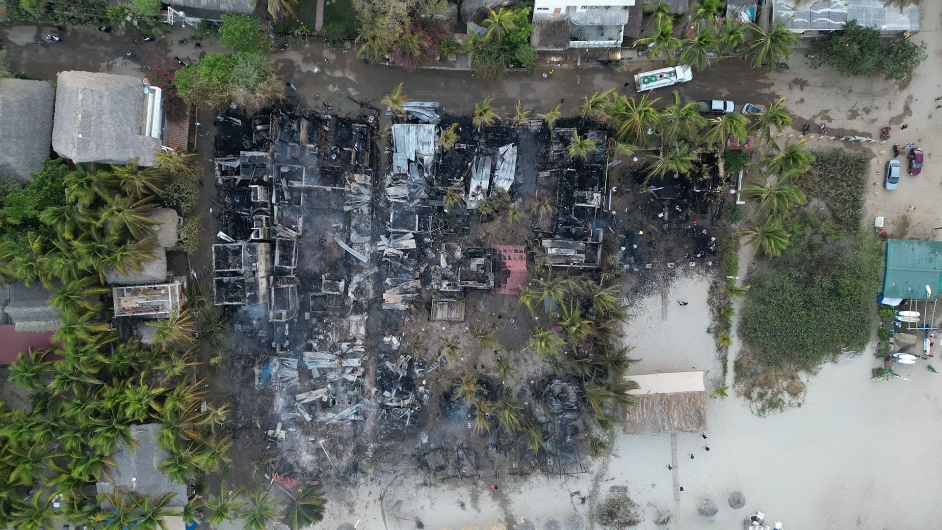 Gobierno ofrece mesa de trabajo para atender a damnificados en Zicatela