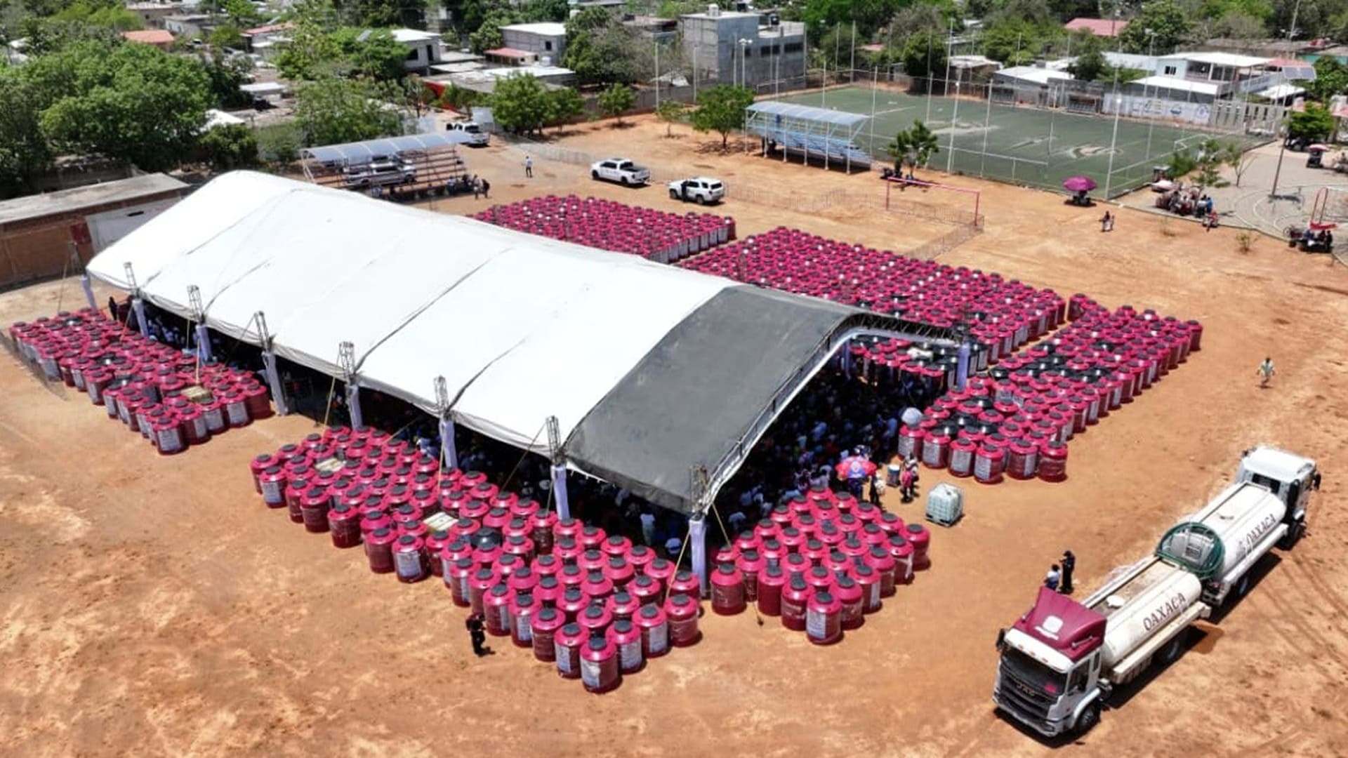 Tehuantepec afronta estiaje con tinacos: recibe 800 del gobierno de Jara Cruz