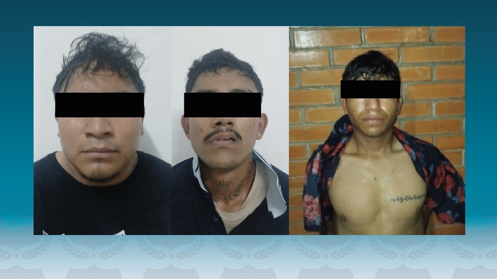 Tres hombres con el rostro protegido por leu, posan para la cámara como detenidos.