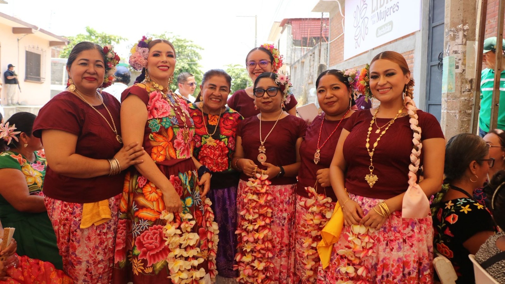 Varias mujeres vestidas con trajes típicos del Istmo de Oaxaca sonríen ante la cámara.