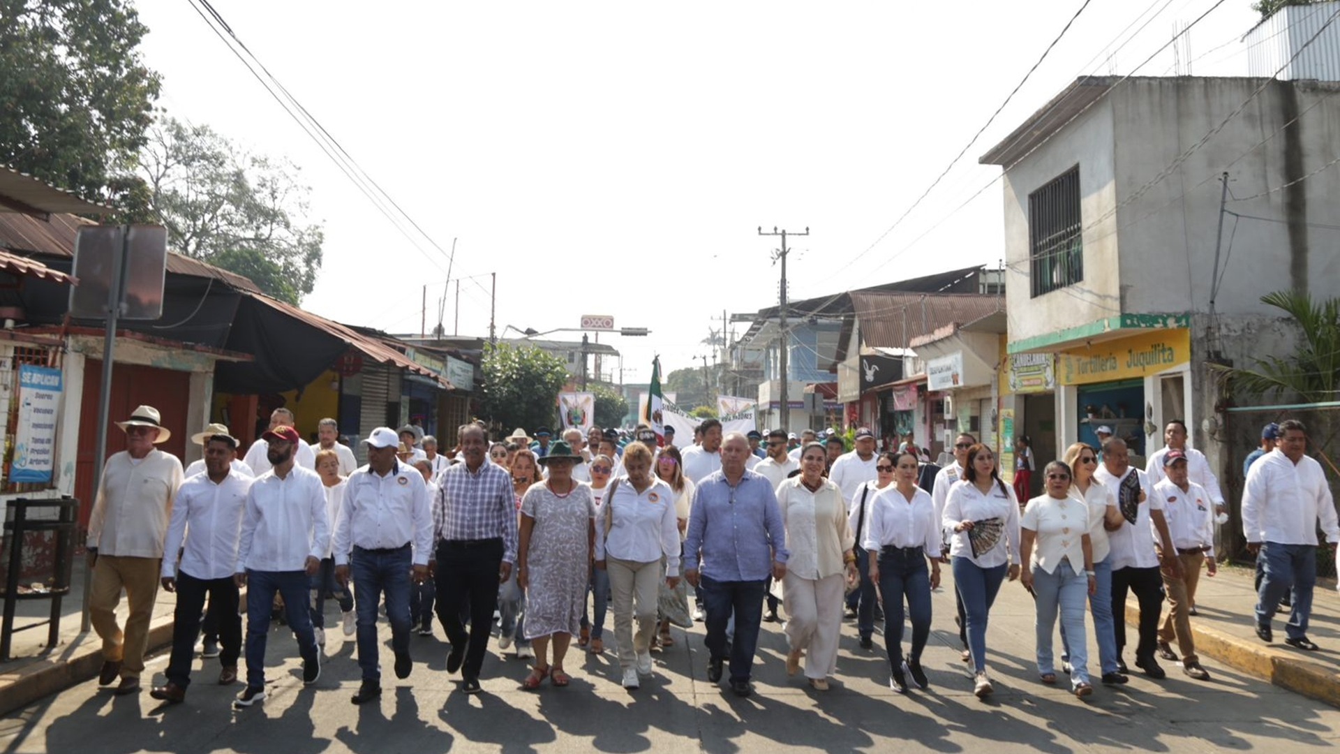 Senadora Luisa Cortés, junto a decenas de personas, camina por una calle céntrica de Tuxtepec en Oaxaca.