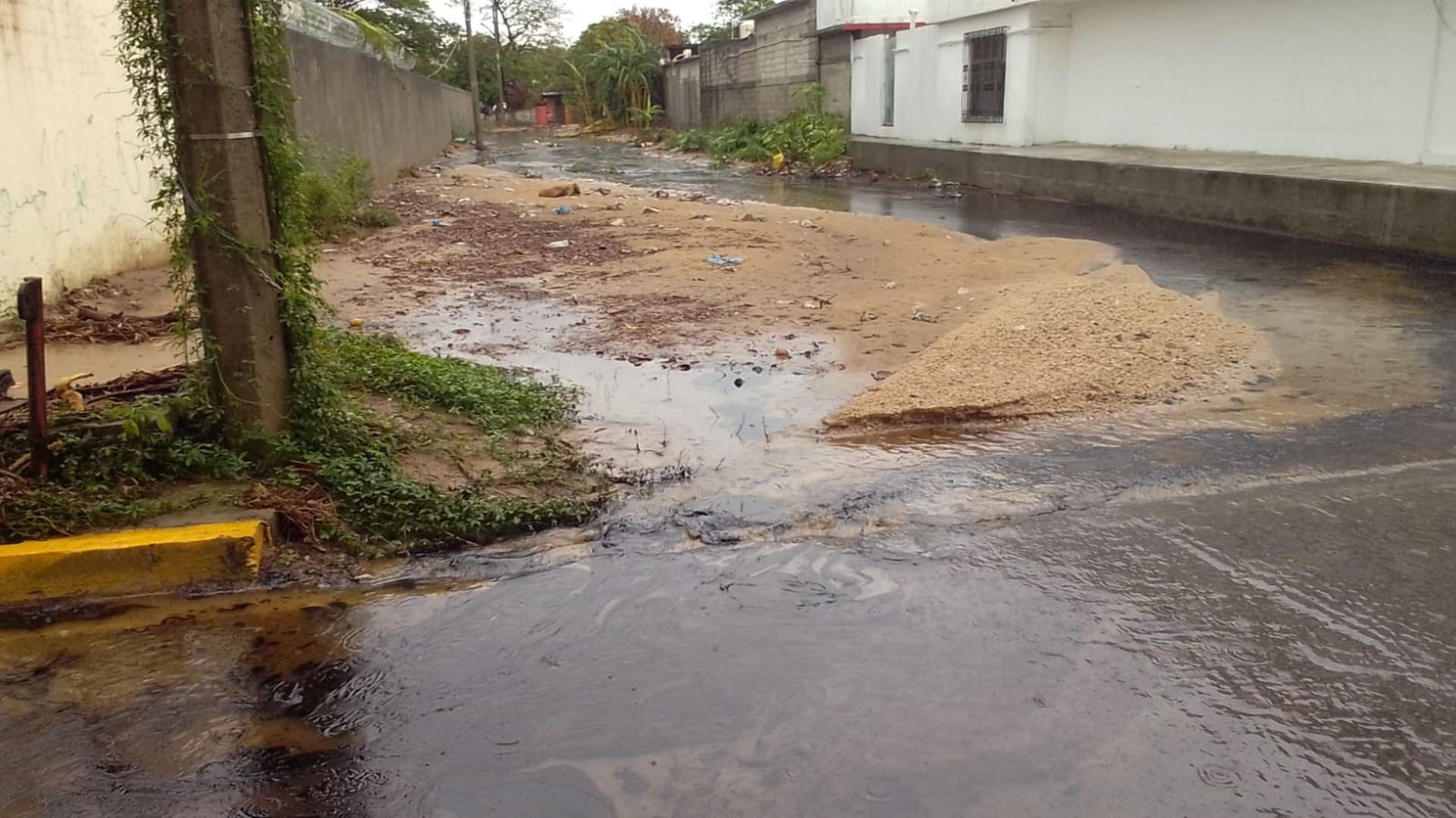 Fuga de Pemex en Salina Cruz: Lluvias de tormenta "Boris" arrastran hidrocarburo hacia colonias y el mar Fuga de Pemex en Salina Cruz: Lluvias de tormenta "Boris" arrastran hidrocarburo hacia colonias y el mar