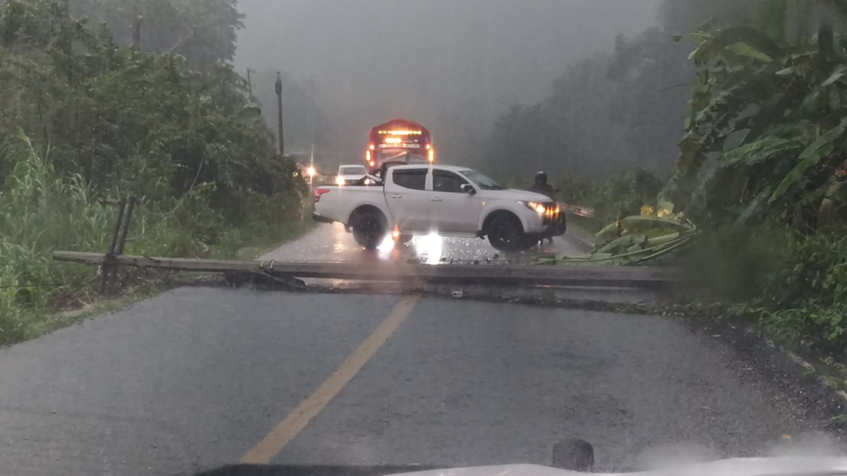 Cierran carretera 175 por caída de poste en Jacatepec