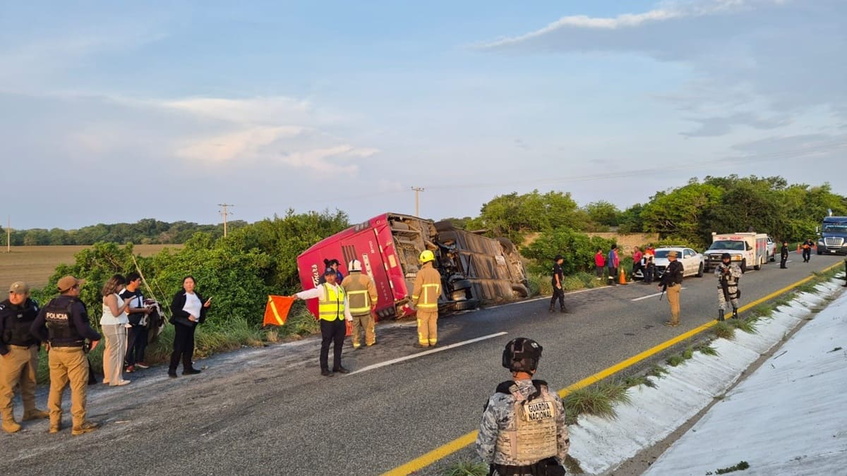 Santa María Colotepec: vuelca autobús turístico y activan red hospitalaria Santa María Colotepec: vuelca autobús turístico y activan red hospitalaria