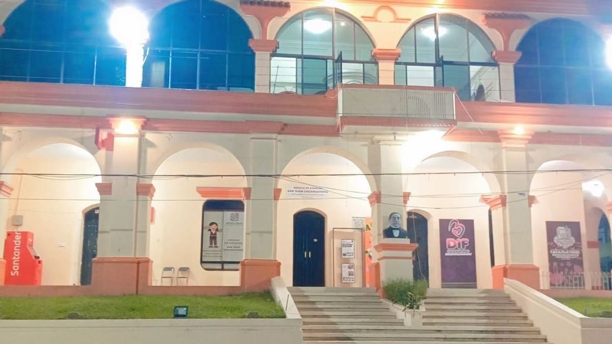 Hombre adulto con los ojos protegidos por mandato de ley