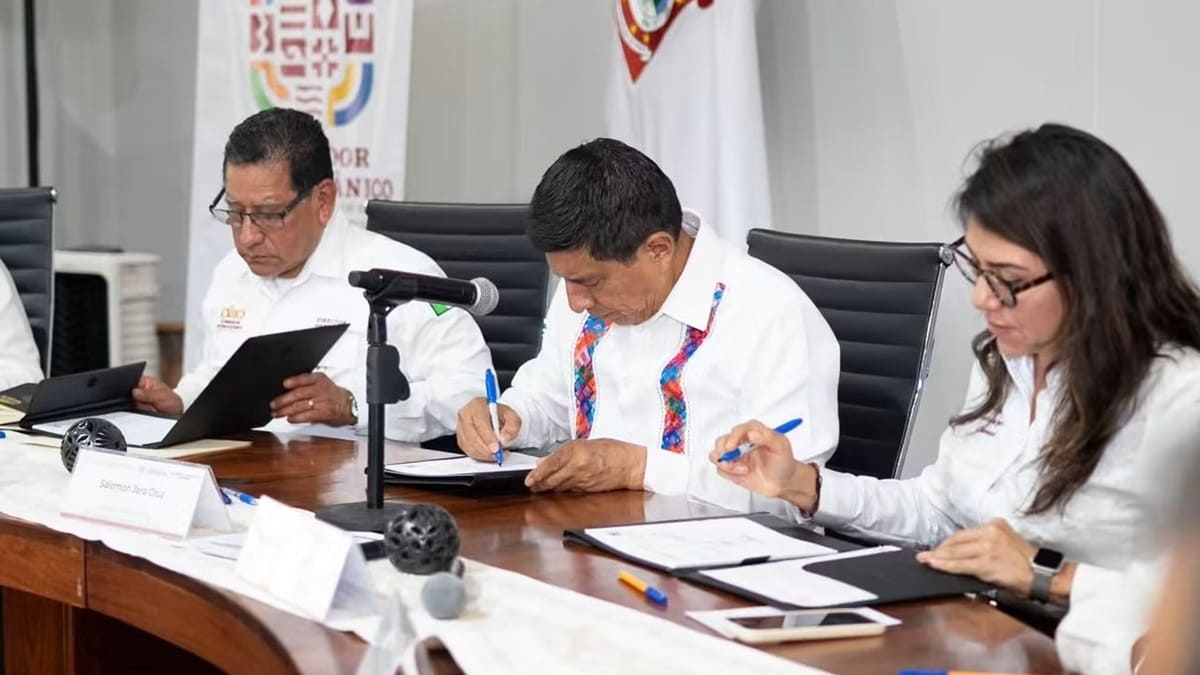 Salomón Jara Cruz en la firma de convenio para el Istmo en Oaxaca