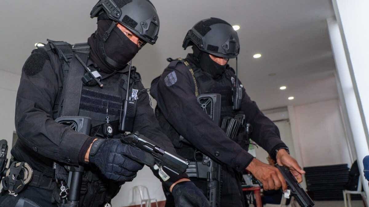Policías de fuerzas especiales de Oaxaca revisan armas en una mesa
