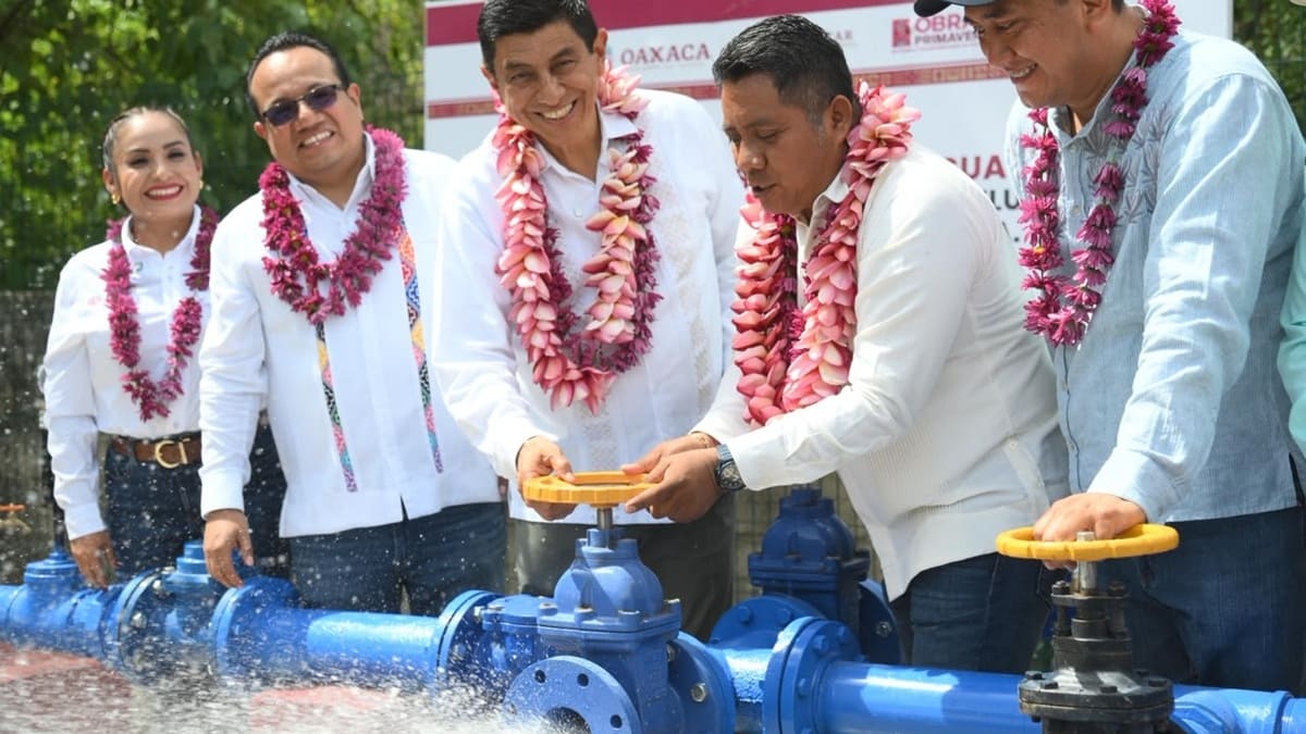 Salomón Jara y otros funcionarios junto a bombas de agua en San Pedro Huamelula