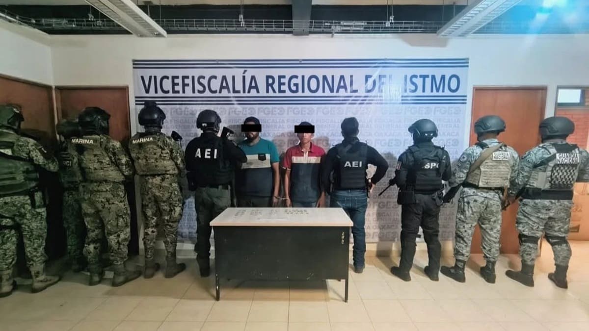 Dos hombres adultos con ropa casual custodiados por varios policía sy militares