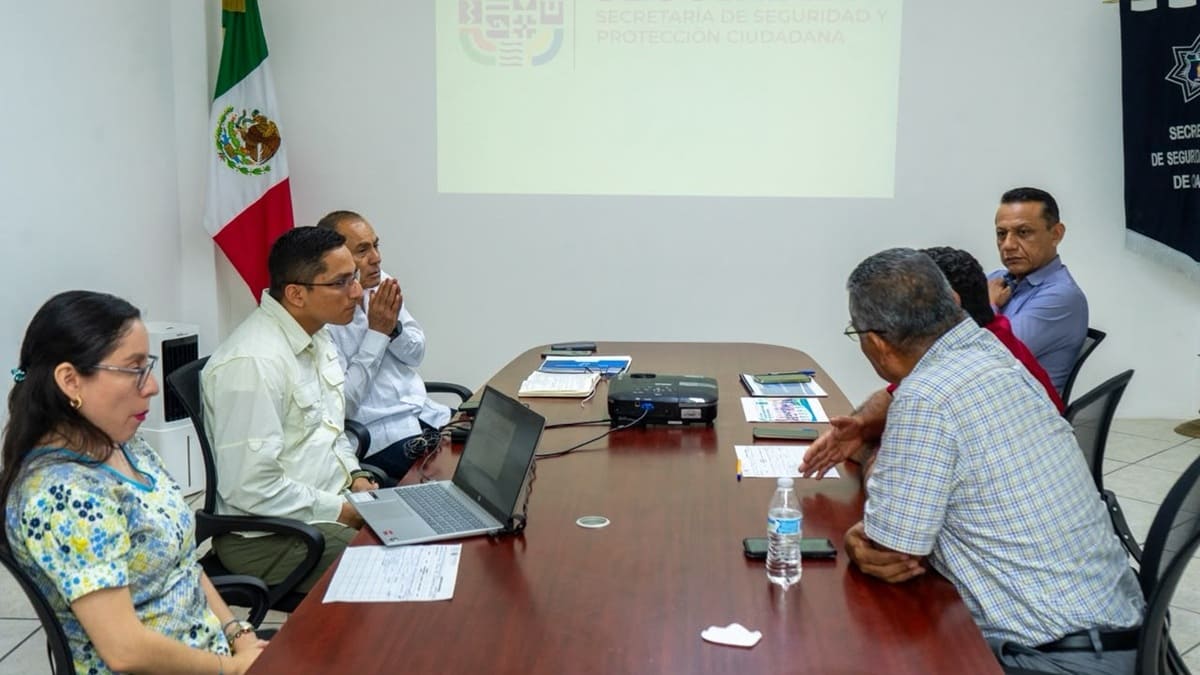Autoridades municipales de Juchitán de Zaragoza en una reunión en una sala