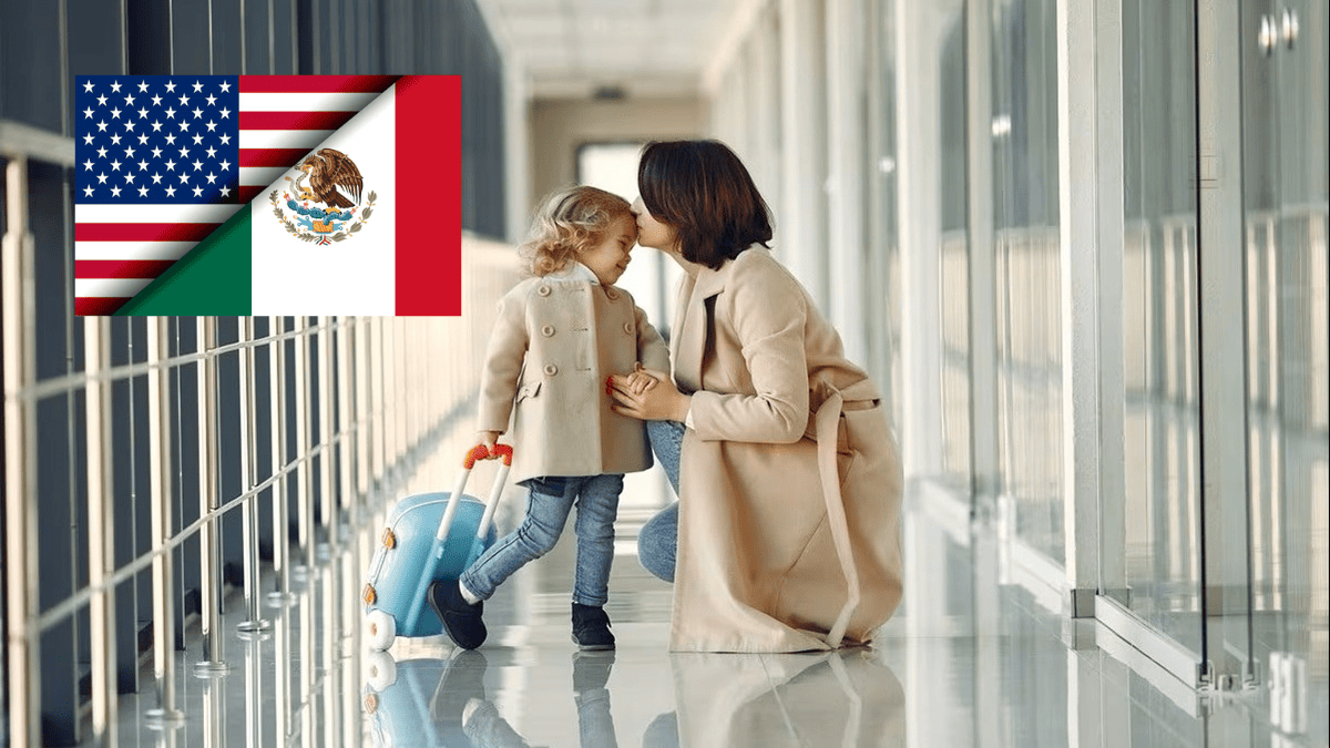 Imagen de una mujer besando la frente de una niña en un pasillo