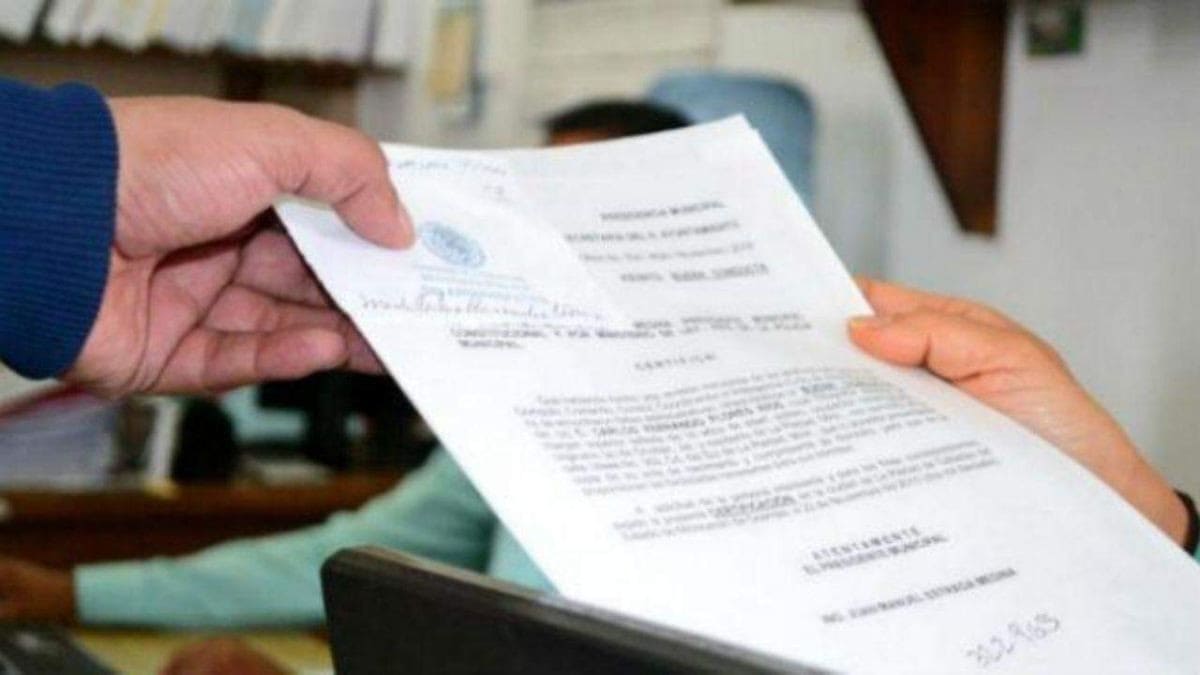 Dos personas intercambian un documento