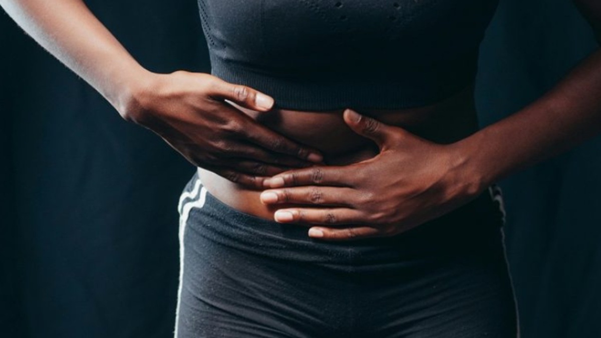Imagen de una mujer tocándose el abdomen con ambas manos