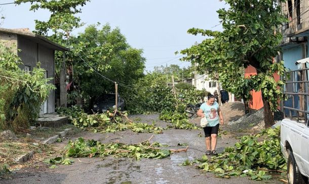 Tormenta deja a San Francisco Ixhuatán sin luz ni comunicación; activan protocolo de emergencia en Oaxaca