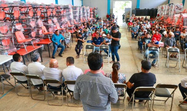 Entregan mobiliario a escuelas de Santa Cruz Zenzontepec y Santo Domingo Teojomulco
