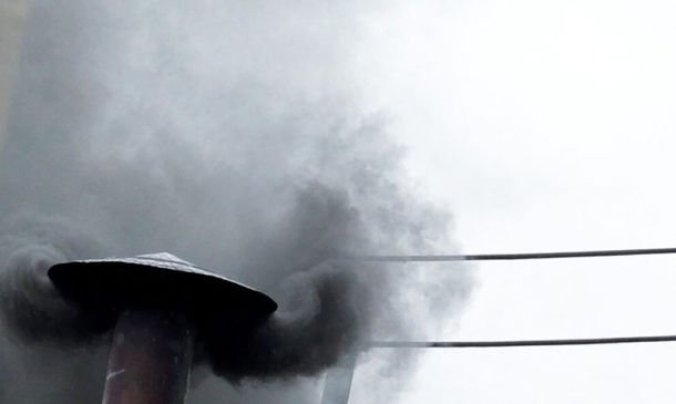 Cónclave 2025: Tras una larga espera, fumata negra en el primer día