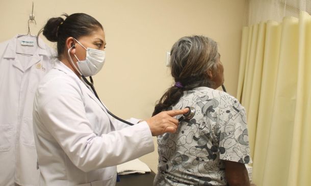 Adultos mayores en Oaxaca enfrentan rezago en salud frente al norte del país, advierte la UNAM