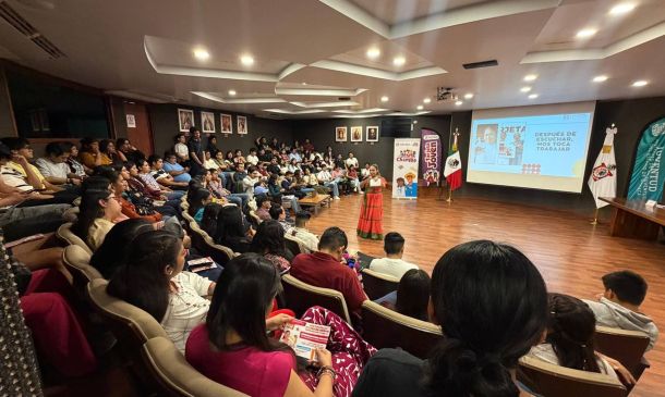 Juventudes analizan impacto de programas sociales en conversatorio en Oaxaca